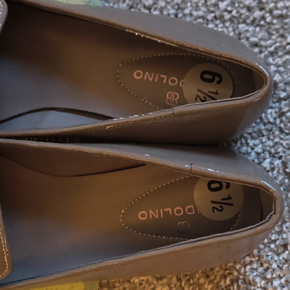 Women's Bandolino Flat Loafer Slip On Grey Taupe Patent Leather 6½ - Picture 7 of 11